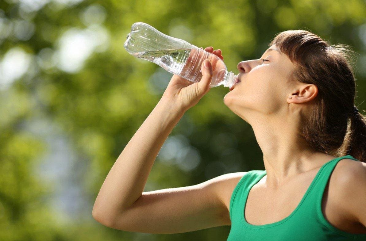 Что делать если сильная жажда. Пить воду. Человек пьет воду. Питье воды. Пейте воду.