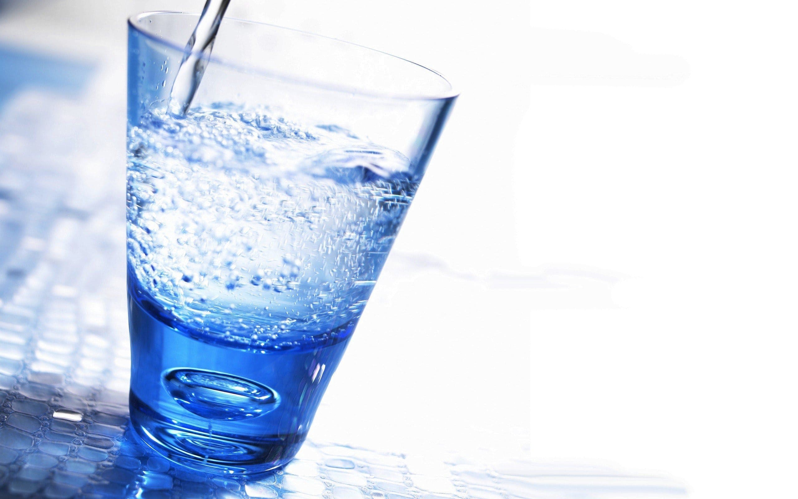 Вода является напитком. Стакан воды. Минеральная вода в стакане. Вода газированная. Красивые стаканы для воды.