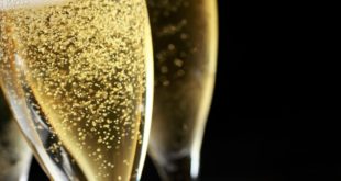 Хирург Умнов предупредил, что пузырьки шампанского могут спровоцировать язву желудка