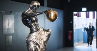Статуя искусственного интеллекта, спроектированная Микеланджело, выставлена в Швеции