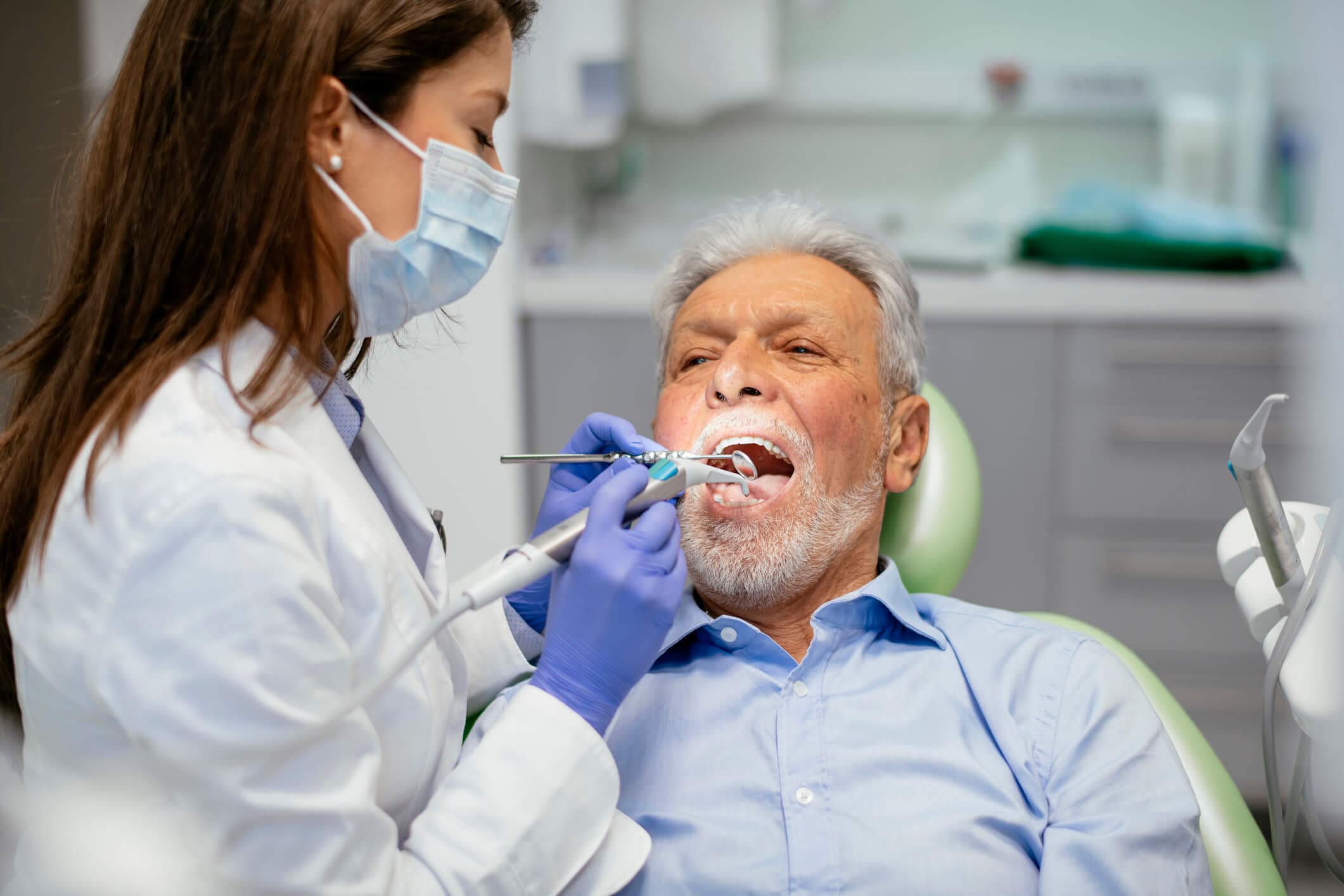 Врач стоматолог новое. Стоматолог. Стоматолог и пациент. Пожилой пациент у стоматолога.