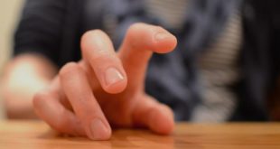 В Нидерландах нашли связь между болезнью Альцгеймера и постукиванием пальцами
