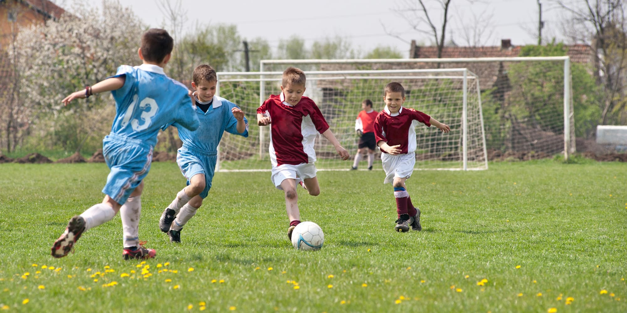 Тема фотографии игра в футбол. Детский футбол. Игра футбол. Футбол дети. Футбол дети на улице.