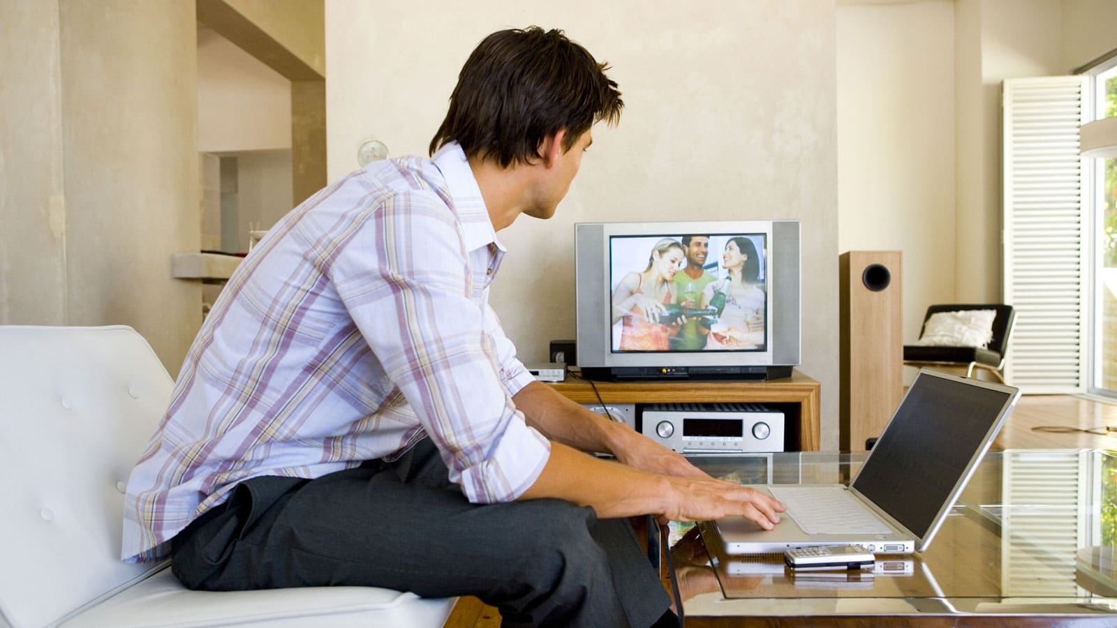 Почему телевизор читает. Человек телевизор. Человек за телевизором. Ноутбук и телевизор. Человек сидящий за компьютером и телевизором.