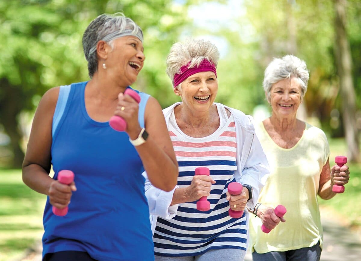 Долголетие и физическая культура. Физическая активность пожилых. Радостные пенсионеры. Пенсионеры активный образ жизни. Пожилые активный образ жизни.
