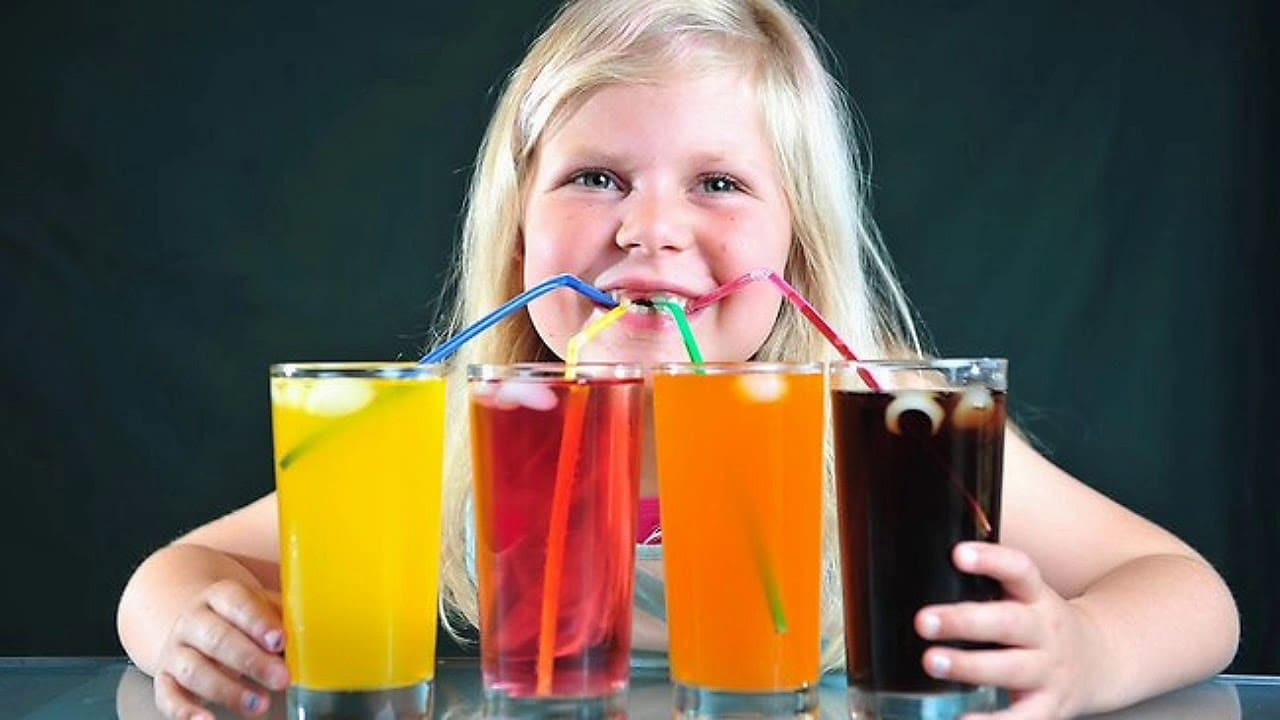 Дети пьют колу. Напитки для детей. Вредные напитки. Газированные напитки. Дети пьют лимонад.