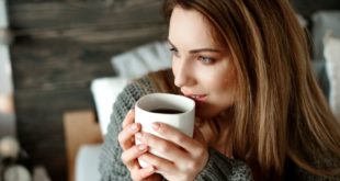 Нейробиолог Роберт Лав объяснил, почему не стоит добавлять молоко в кофе