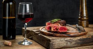Вино помогает переварить мясо, но лучше использовать его безалкогольную версию