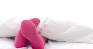 Врач Иванов: сон в носках может привести к грибковым инфекциям и некрозу