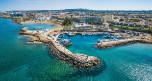 Российские туристы массово приезжают на курорты Кипра